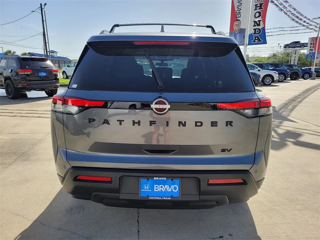 2023 Nissan Pathfinder SV image 3