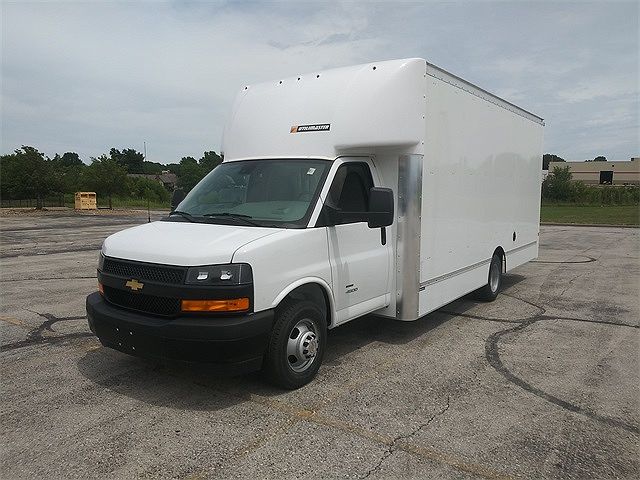 2021 Chevrolet Express 4500 image 2