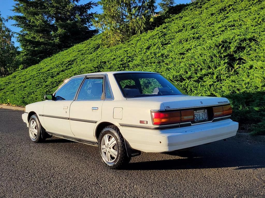 1991 Toyota Camry DLX image 1
