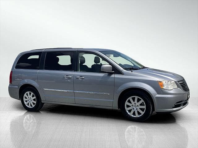 2013 Chrysler Town & Country Touring image 0