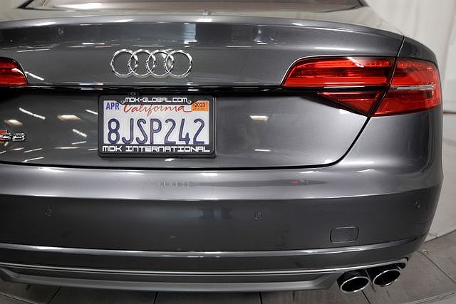 2015 Audi S8 null image 32