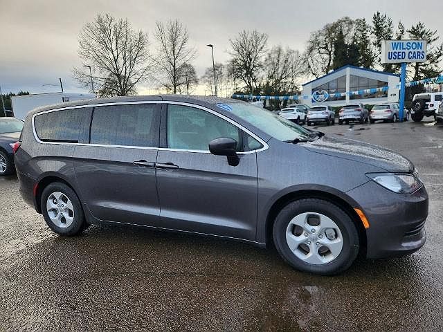 2017 Chrysler Pacifica LX image 1