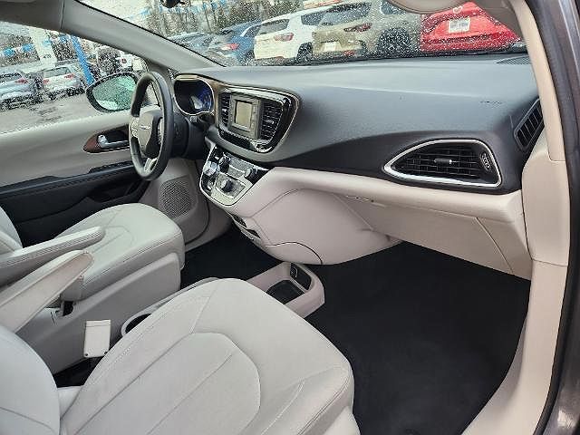 2017 Chrysler Pacifica LX image 19