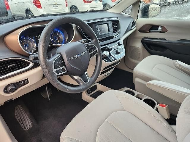2017 Chrysler Pacifica LX image 3