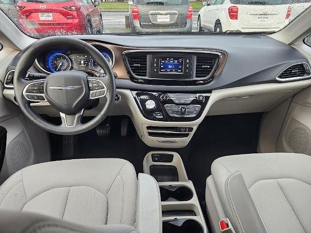 2017 Chrysler Pacifica LX image 4