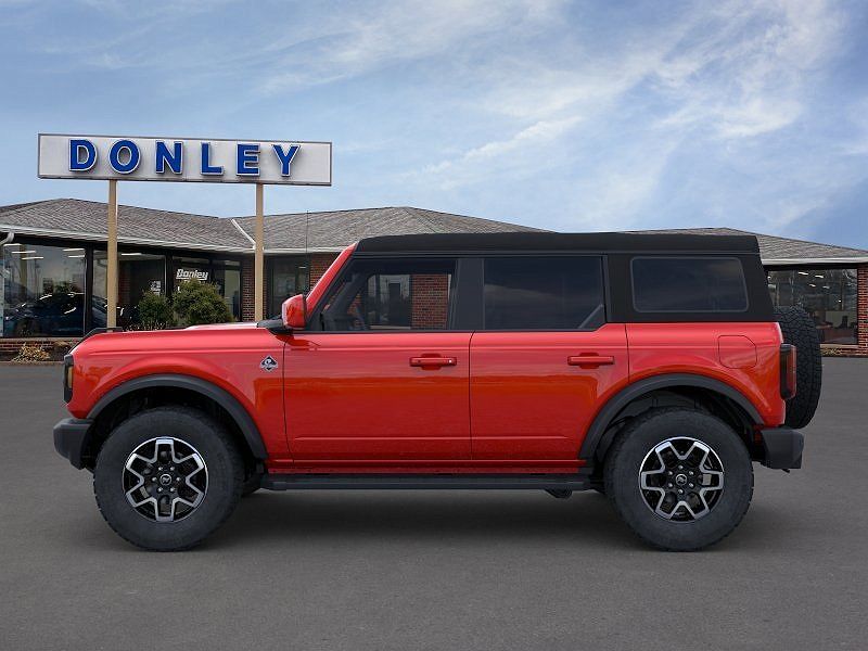 2024 Ford Bronco Outer Banks image 2