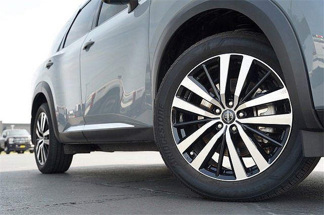 2023 Nissan Pathfinder Platinum image 1