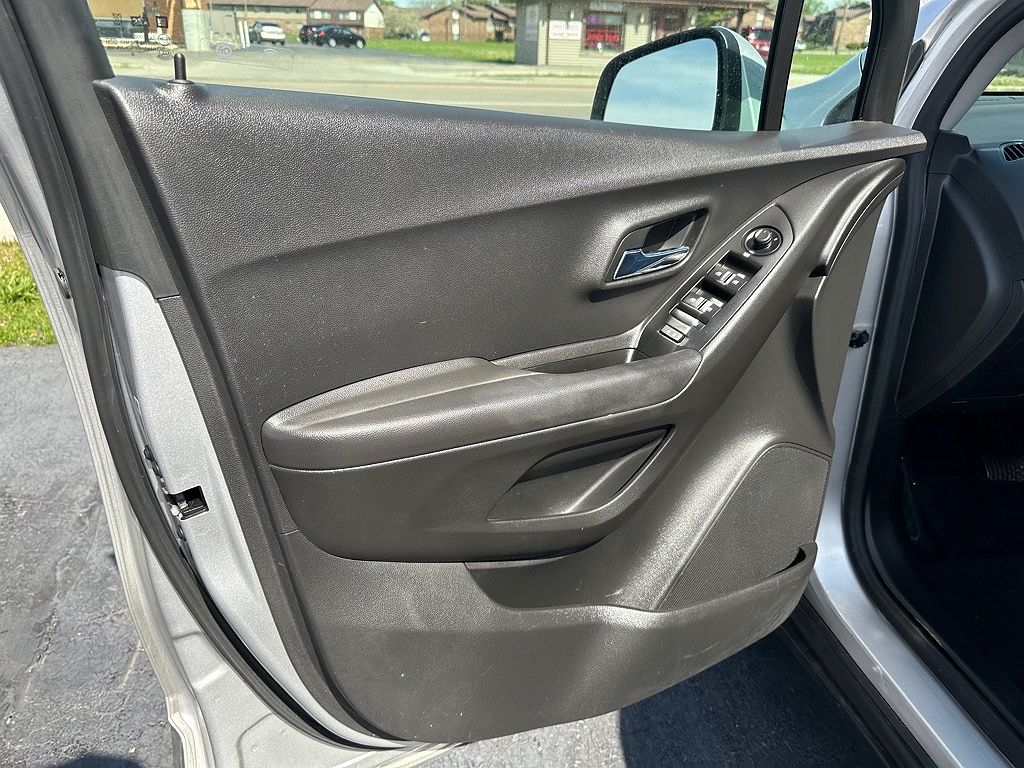 2018 Chevrolet Trax LS image 3
