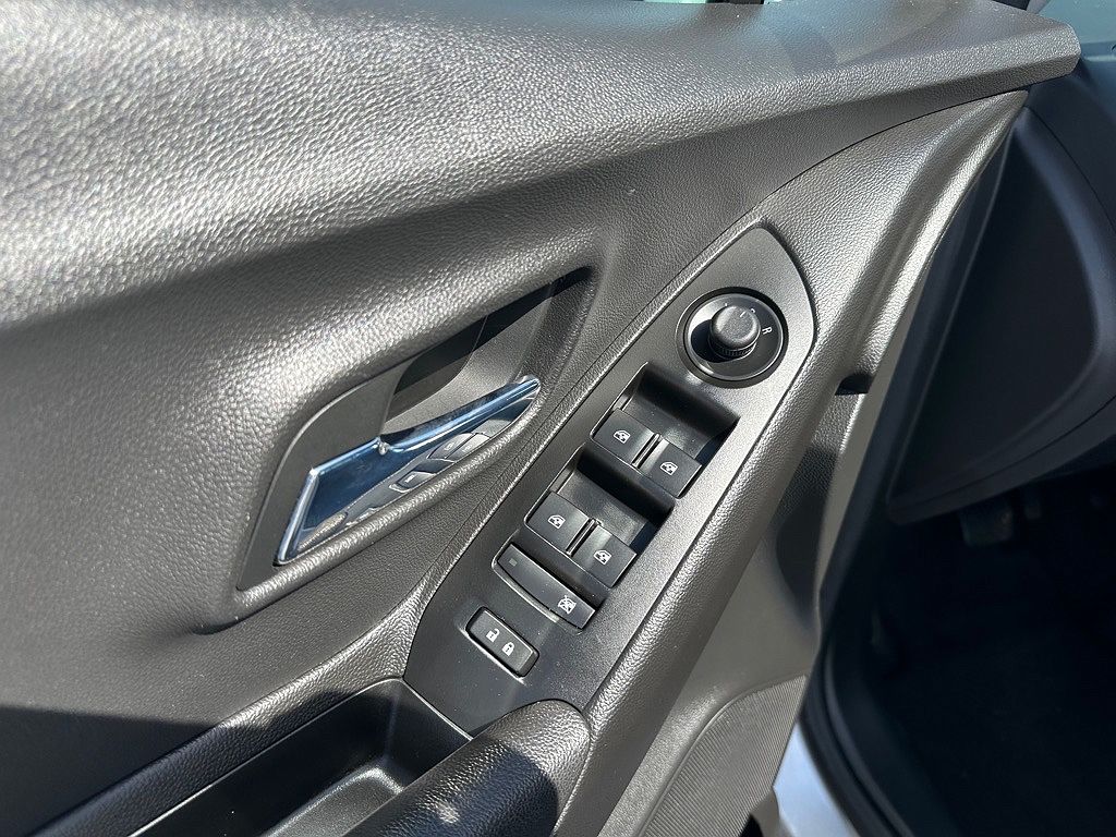 2018 Chevrolet Trax LS image 4