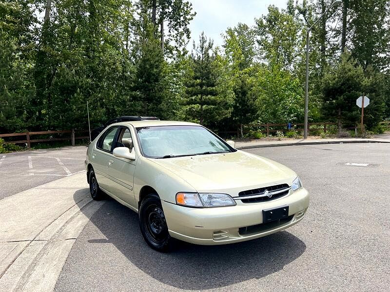 1998 Nissan Altima GXE image 1