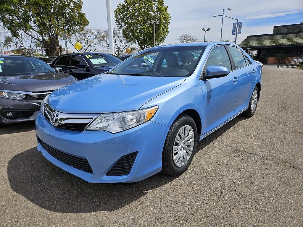 2014 Toyota Camry LE image 0