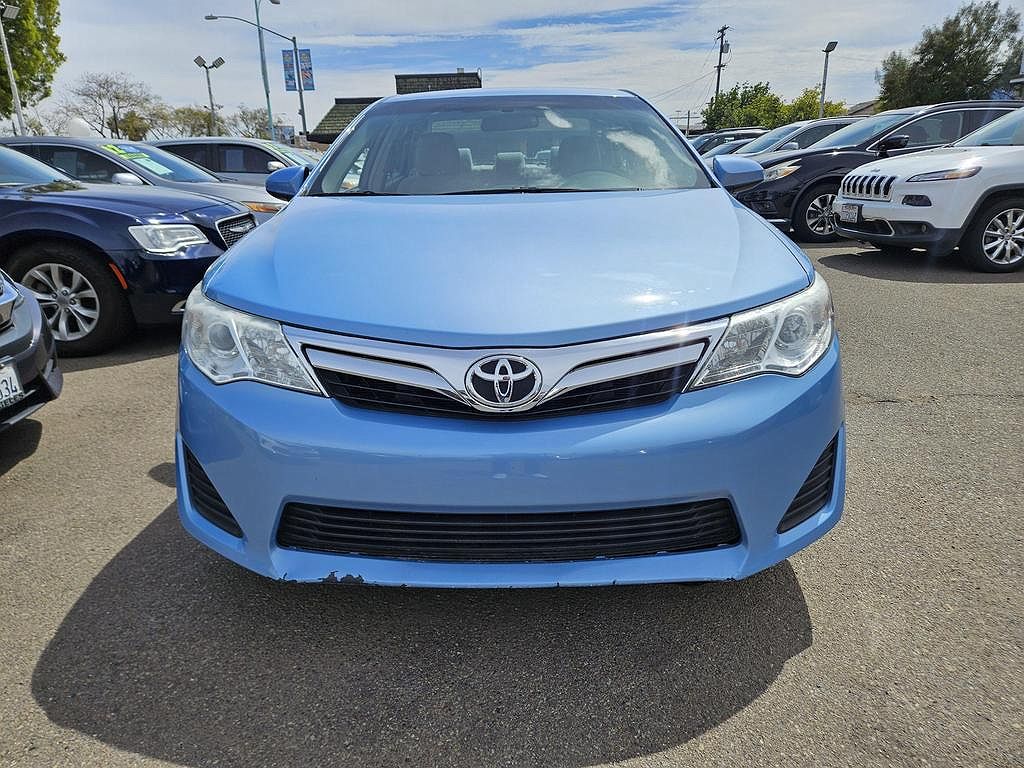 2014 Toyota Camry LE image 1