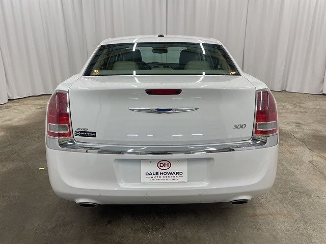 2013 Chrysler 300 null image 4