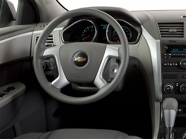 2010 Chevrolet Traverse LT image 3