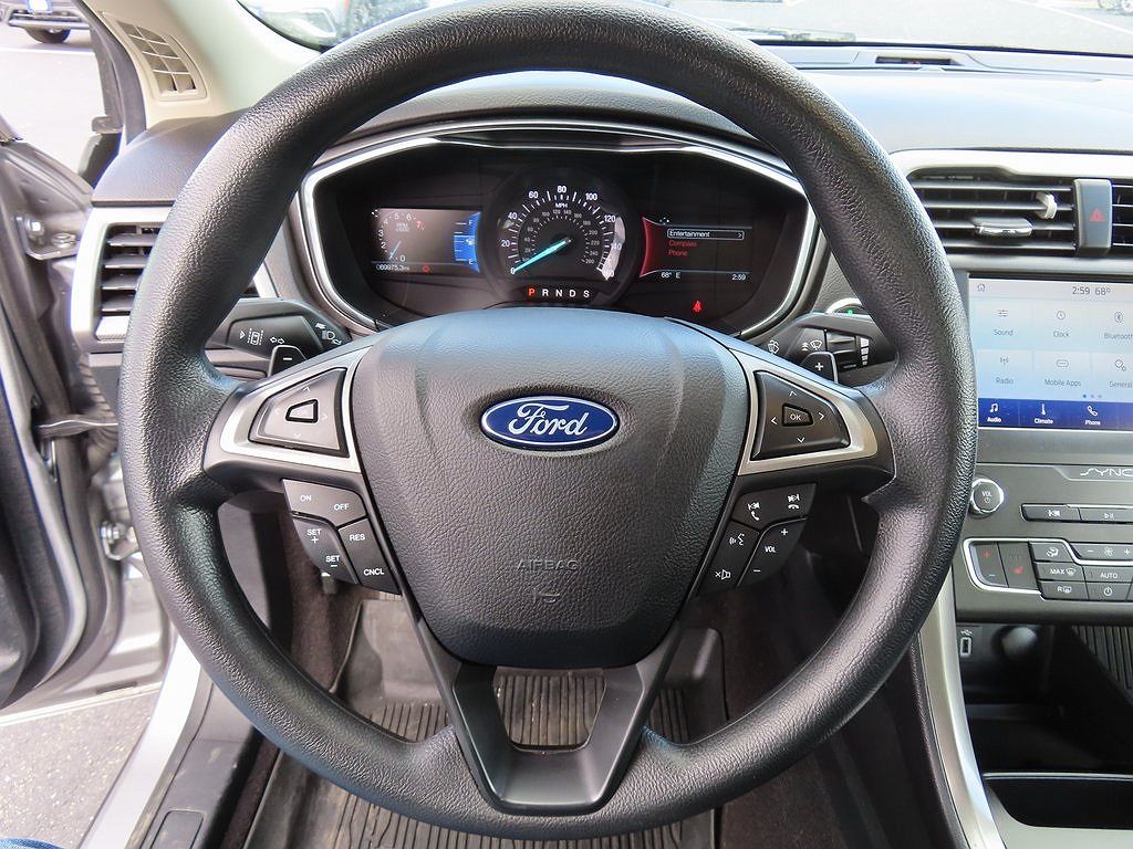 2020 Ford Fusion SE image 3