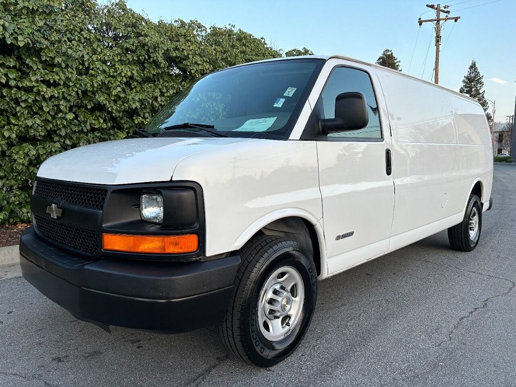 2005 Chevrolet Express 2500 image 1