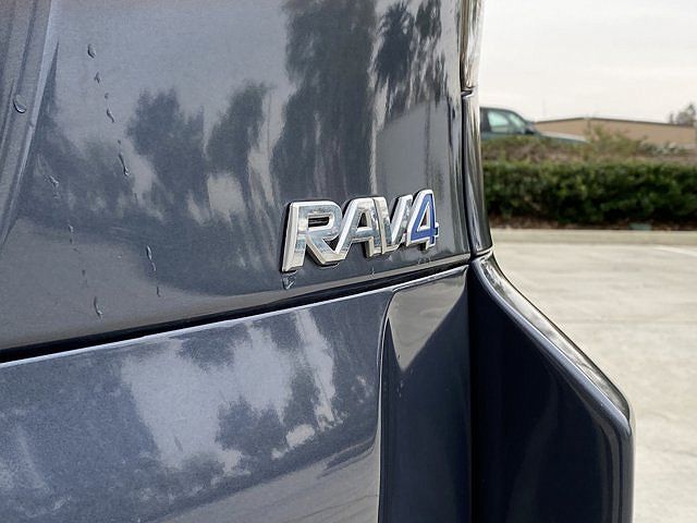 2014 Toyota RAV4 EV image 17