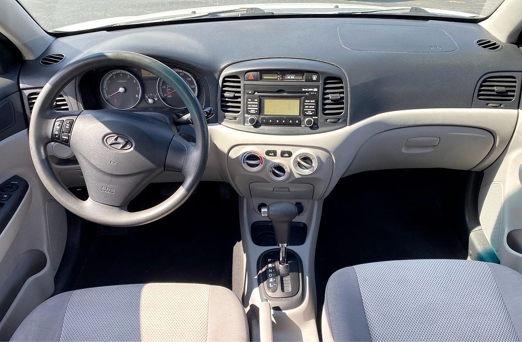 2009 Hyundai Accent GLS image 2