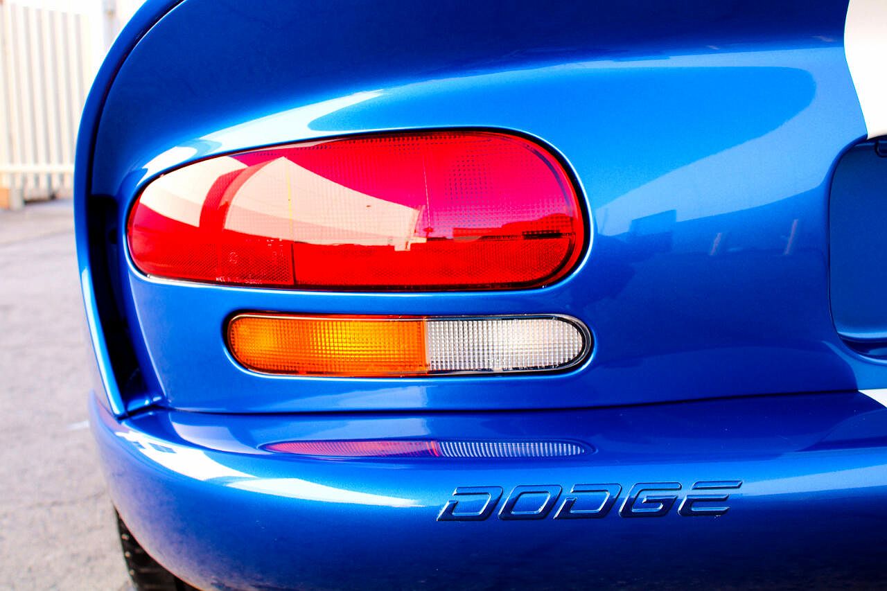 1997 Dodge Viper GTS image 10