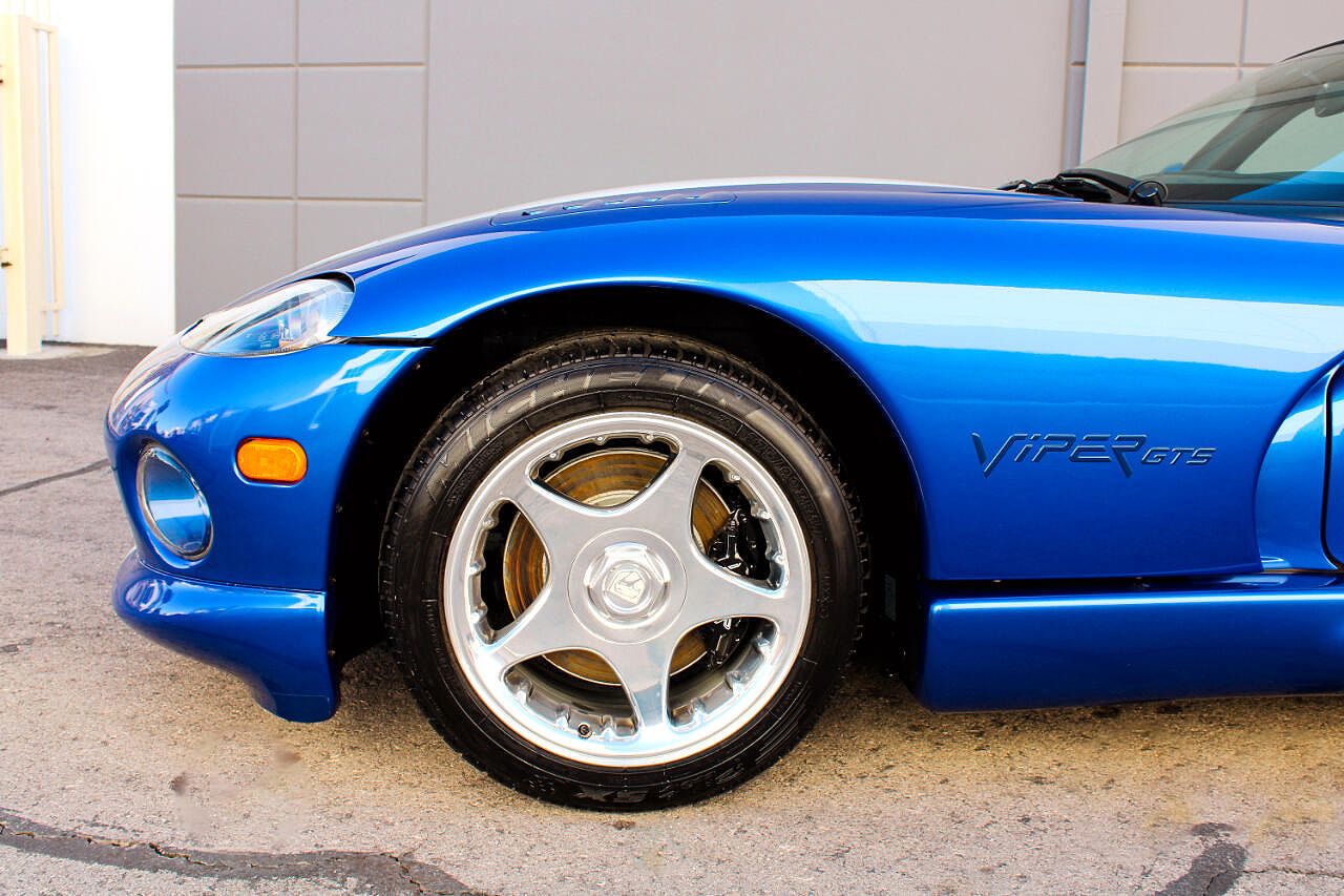 1997 Dodge Viper GTS image 2