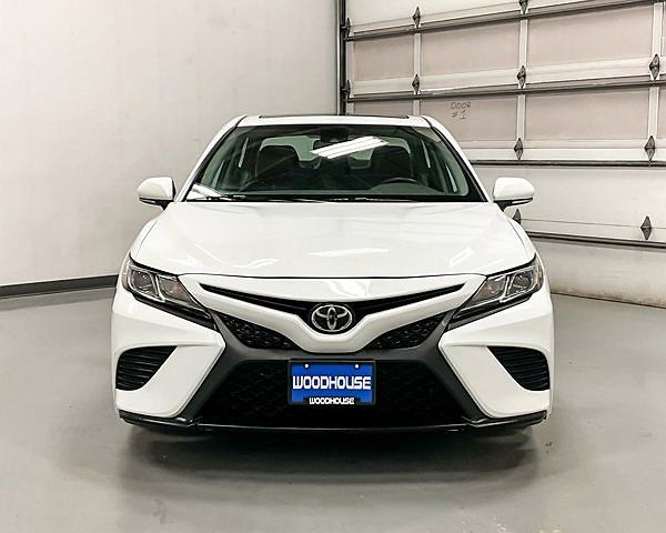 2019 Toyota Camry SE image 1