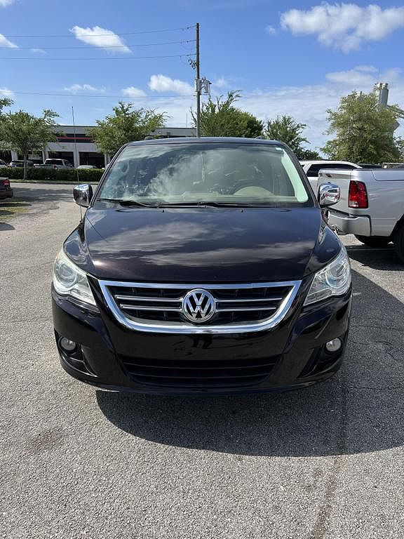 2010 Volkswagen Routan SEL Premium image 1