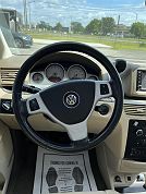 2010 Volkswagen Routan SEL Premium image 24