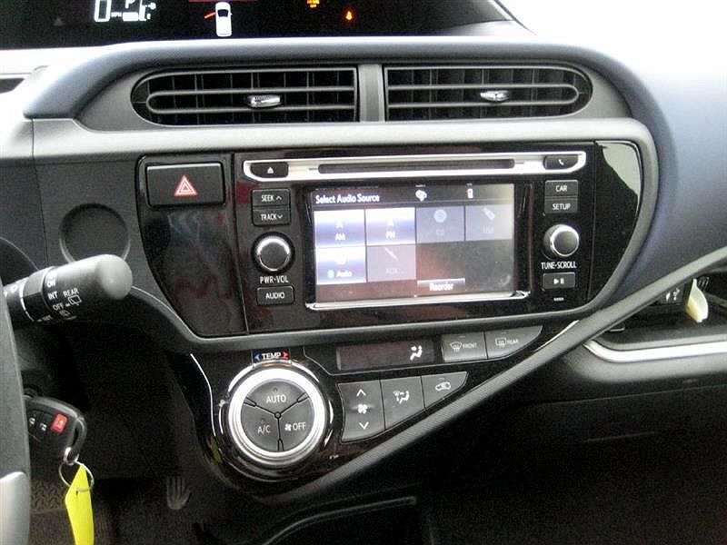 2015 Toyota Prius c null image 12