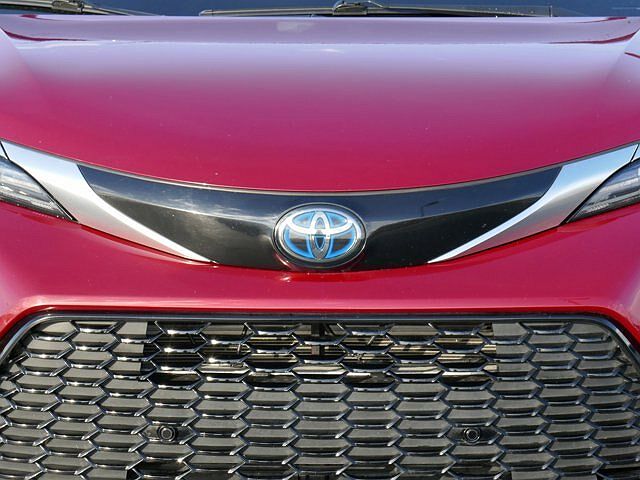 2021 Toyota Sienna XSE image 3