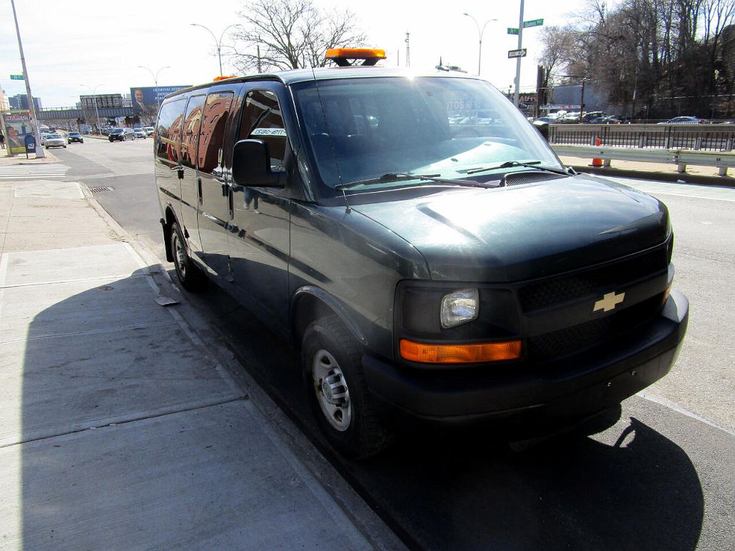 2013 Chevrolet Express 3500 image 2