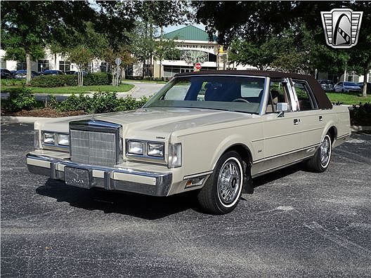 1988 Lincoln Town Car null image 2