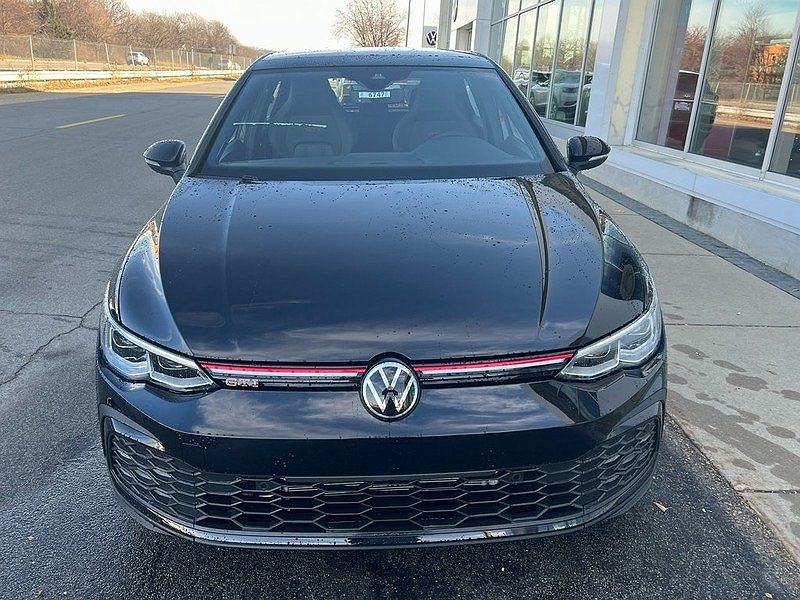 2024 Volkswagen Golf SE image 2