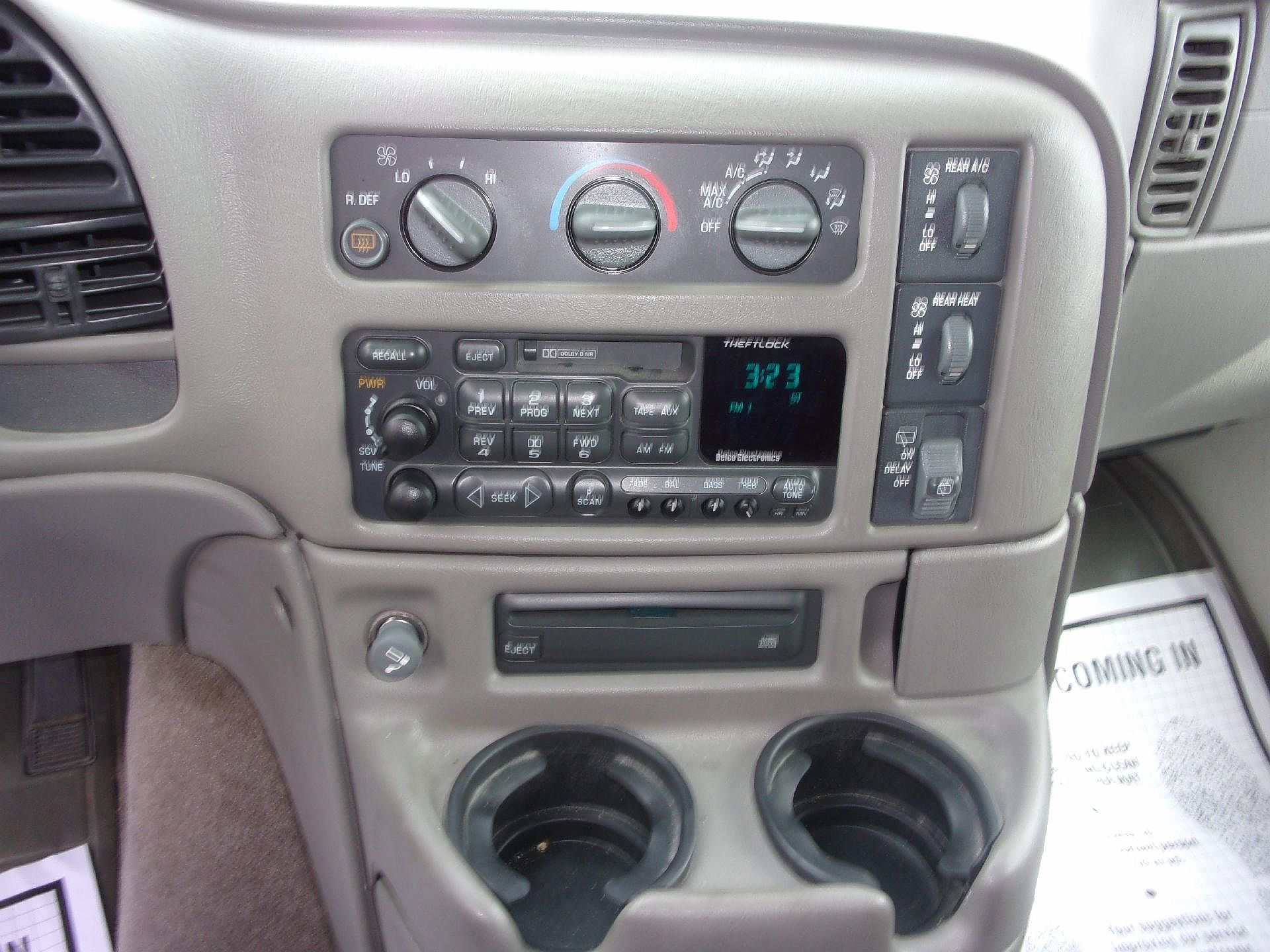 2004 Chevrolet Astro null image 15