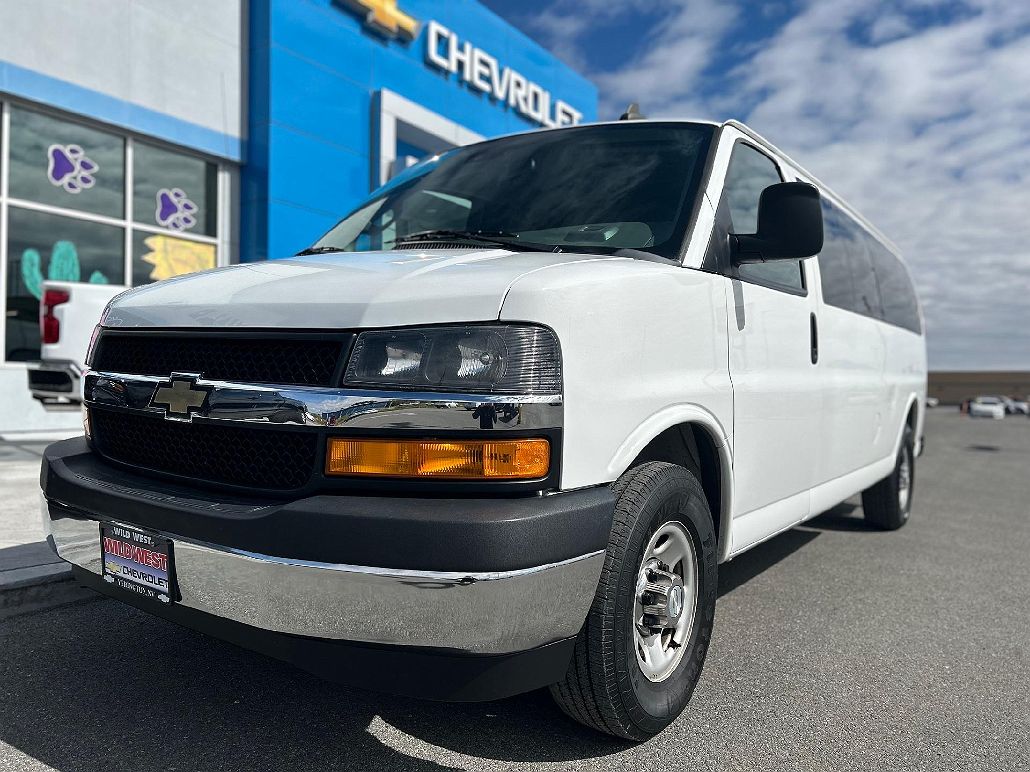 2019 Chevrolet Express 3500 image 2