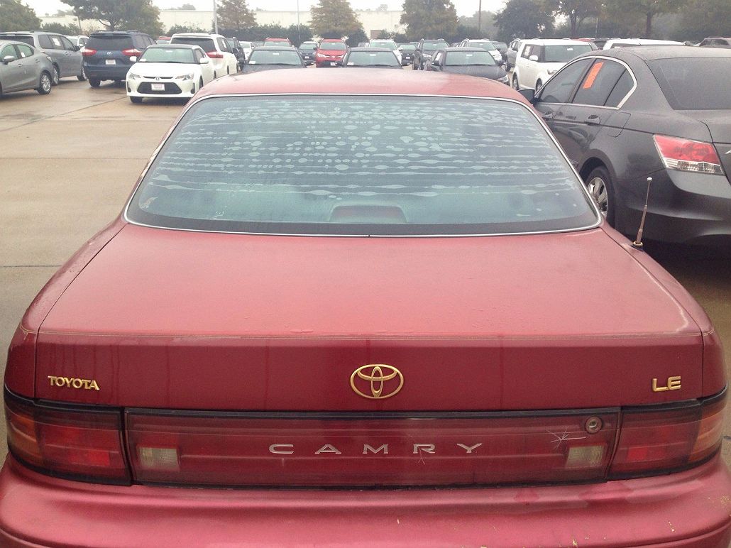 1994 Toyota Camry LE image 2