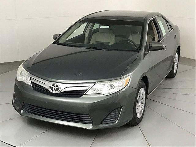 2013 Toyota Camry LE image 0