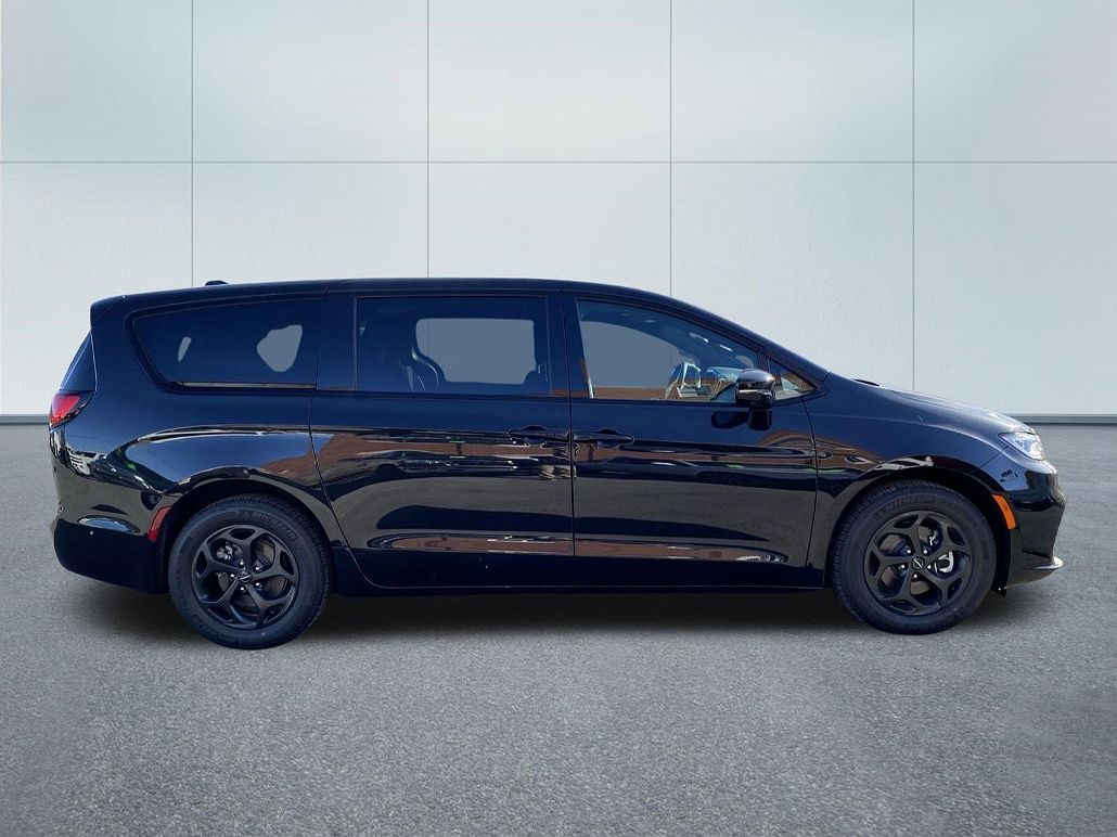2024 Chrysler Pacifica Select image 3