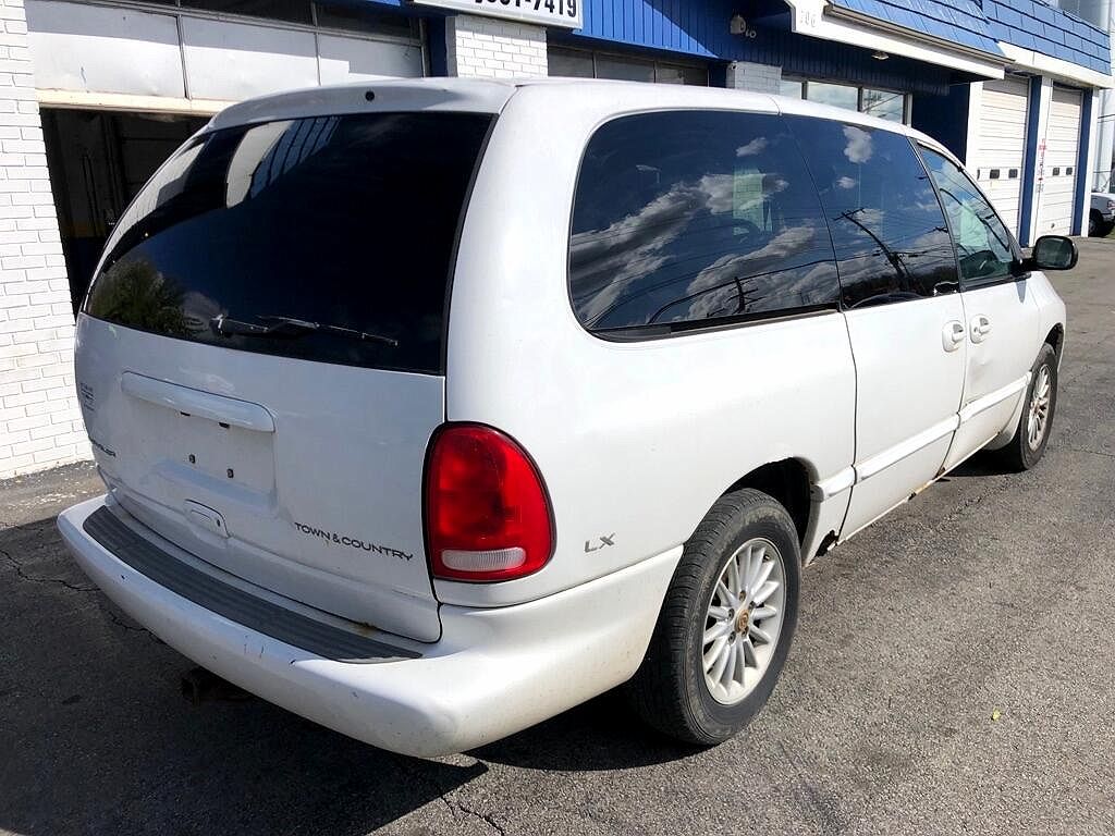 2000 Chrysler Town & Country LX image 5