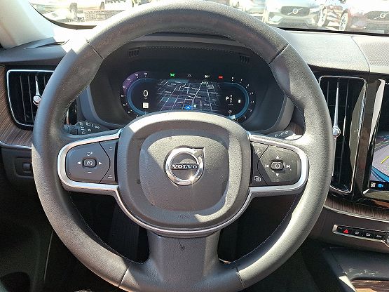 2022 Volvo XC60 B5 Momentum photo 11