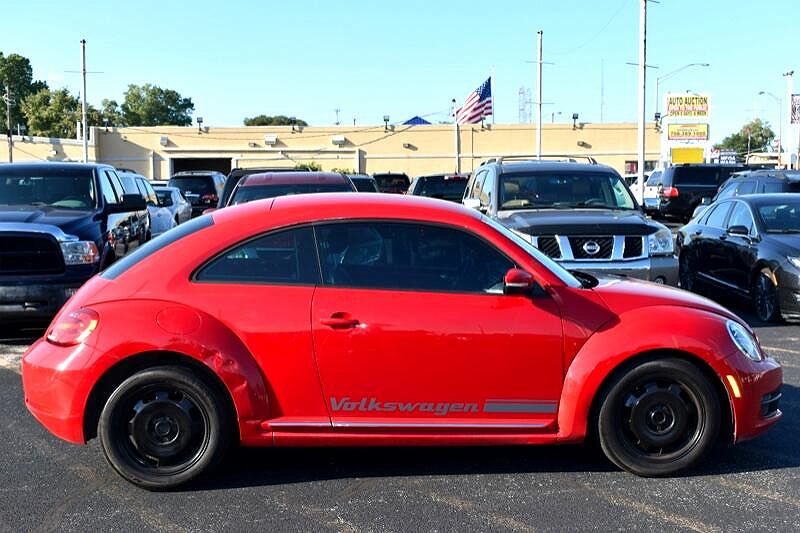 2012 Volkswagen Beetle Base image 2