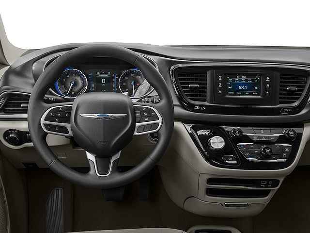 2017 Chrysler Pacifica Touring image 6