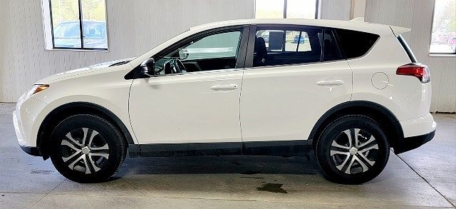 2018 Toyota RAV4 LE image 0