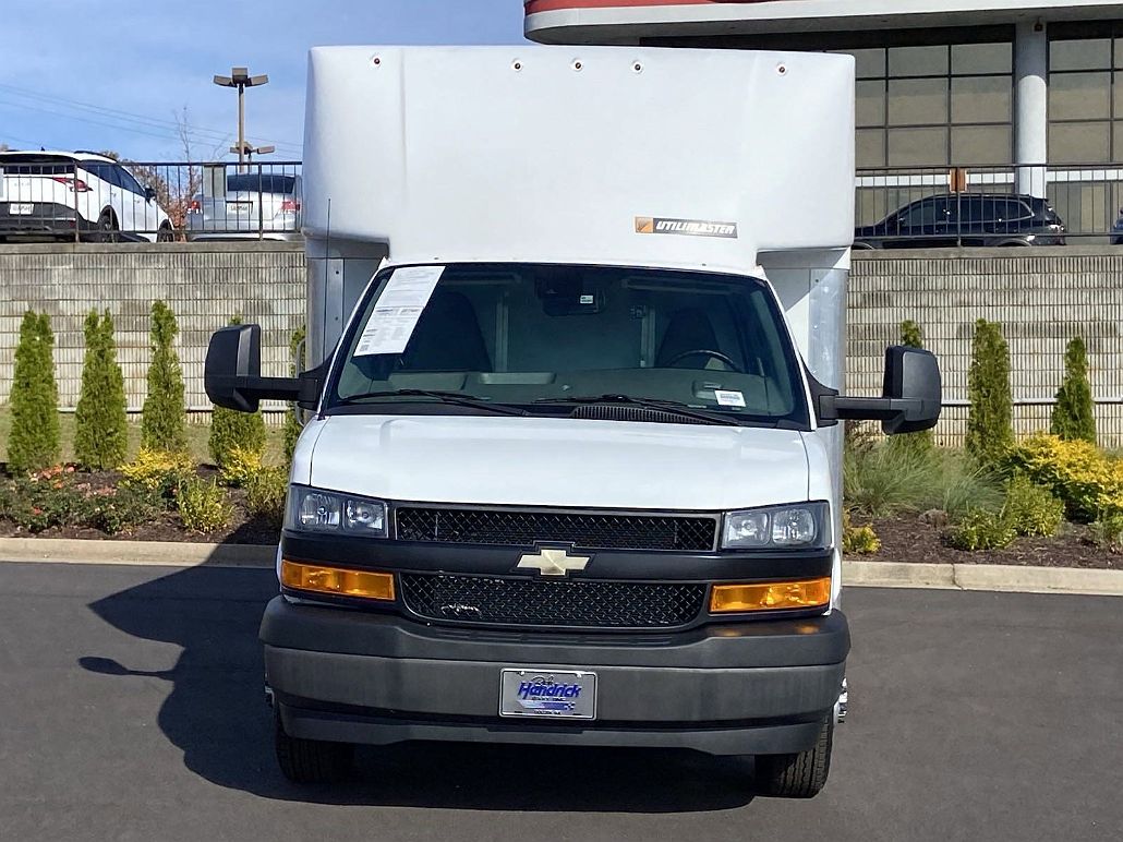 2021 Chevrolet Express 4500 image 2