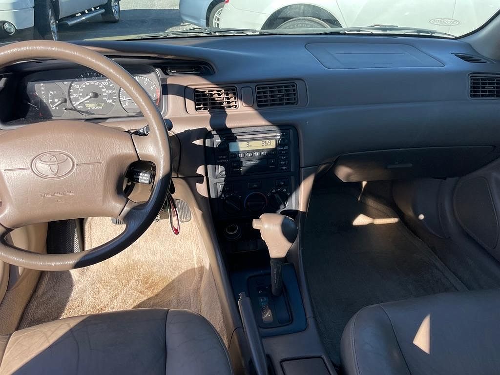 2000 Toyota Camry LE image 5