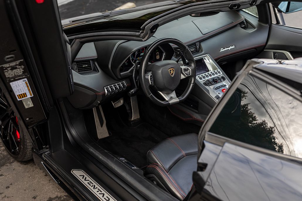 2014 Lamborghini Aventador LP700 image 4
