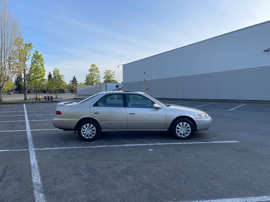 1997 Toyota Camry LE image 5