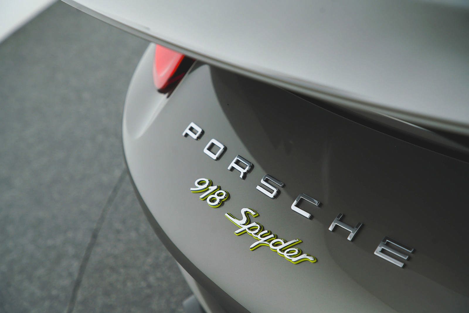2015 Porsche 918 Spyder image 14