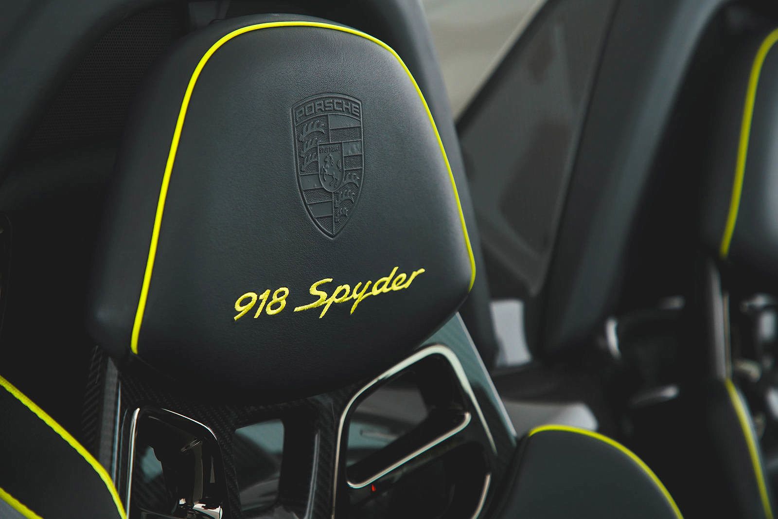2015 Porsche 918 Spyder image 23