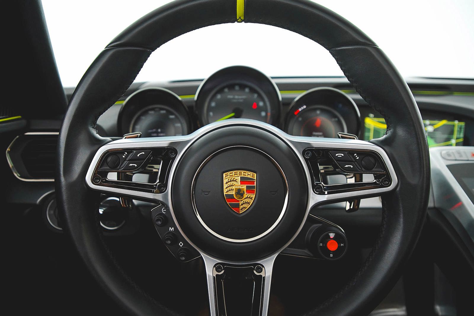 2015 Porsche 918 Spyder image 32