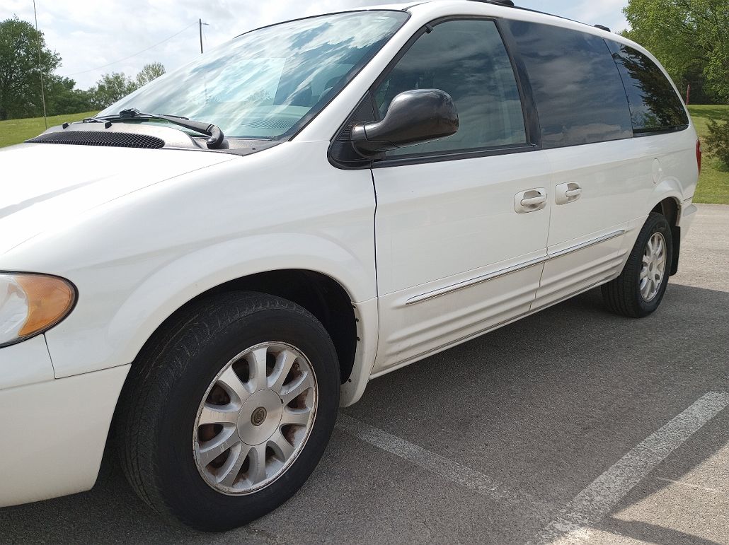 2003 Chrysler Town & Country LXi image 2